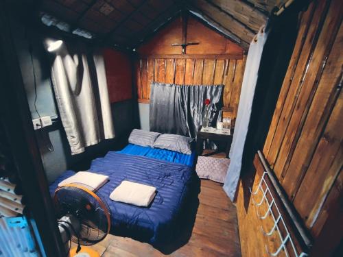 um pequeno quarto com uma cama num camarote em Do Dee Cafe Bangkok Hostel em Banguecoque