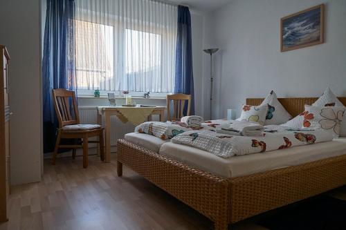 Säng eller sängar i ett rum på Gästehaus Am See