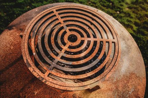 a metal spiral reactor on top of a rock at Chalet de la Sablière in Amougies