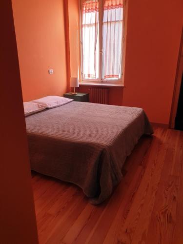 - une chambre avec un lit et une fenêtre dans l'établissement Albergo Bergagna, à Pont Canavese