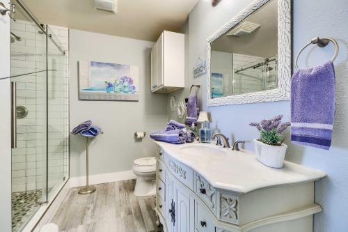 ein Badezimmer mit einem Waschbecken, einem WC und einem Spiegel in der Unterkunft Lake Buchanan Island Hideaway with Private Beach! in Bluffton