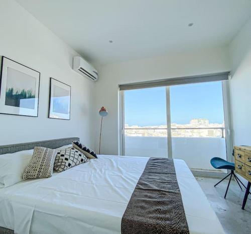 Кровать или кровати в номере Valletta Vista Penthouse by Solea holiday homes