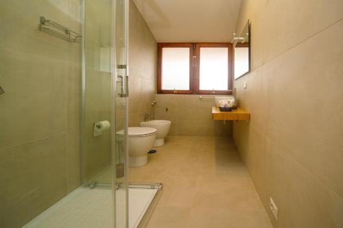 a bathroom with two toilets and a glass shower at ARIA - Villa di Campagna in Montecorvino Rovella