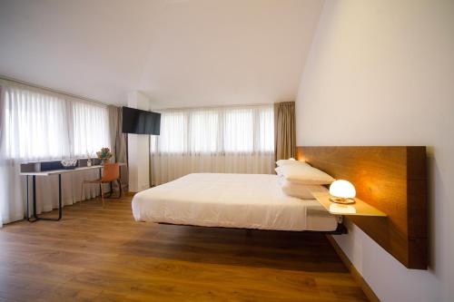 een slaapkamer met een bed en een bureau. bij ARIA - Villa di Campagna in Montecorvino Rovella