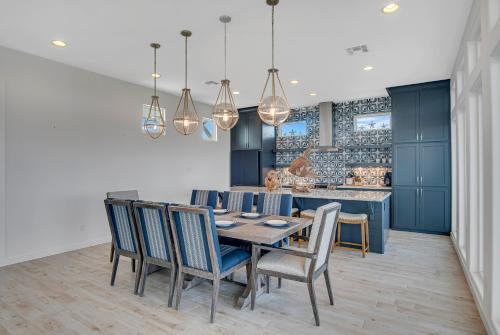 Un comedor con mesa y sillas en BeachHouse Bliss, en Padre Island