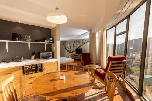 a kitchen and living room with a table and chairs at Hotel Boutique Rosario Sur in La Paz