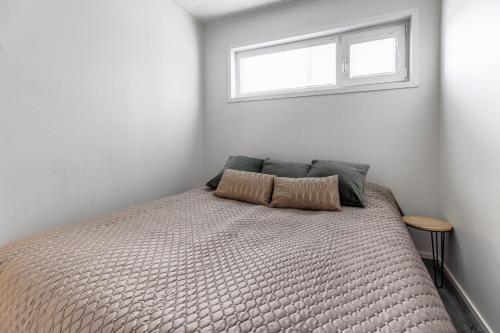 una camera da letto con un letto e una finestra sopra di esso di StarVillas B305 a Kalajoki