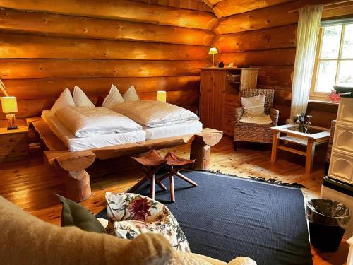 1 dormitorio con 1 cama en una cabaña de madera en Hotel Gut Schöneworth, en Freiburg - Elbe