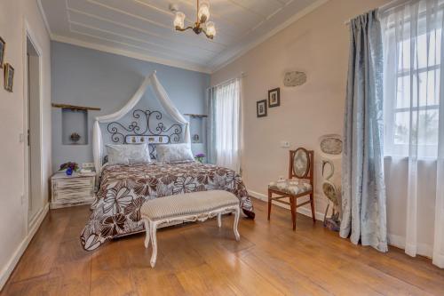 アラカティにあるErendira Hotel - Special Categoryのベッドルーム1室(ベッド1台、椅子付)
