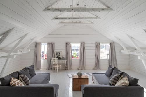 Posezení v ubytování Bergs Gård & Hållsvikens Gård