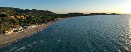 una vista aerea su una spiaggia e sull'oceano di Golf Hotel Punta Ala a Punta Ala