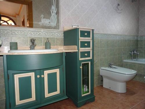 uma casa de banho com um lavatório e um WC em Villa Mónica em Orihuela