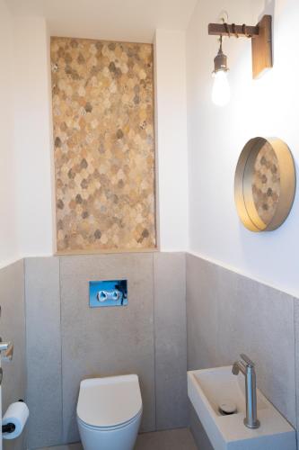 un baño con inodoro y lavabo en Bareket 19, en Eilat