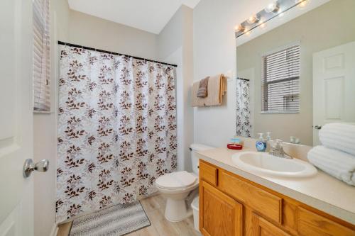uma casa de banho com um WC, um lavatório e um chuveiro em Windsor Hills Resort 7733 em Orlando