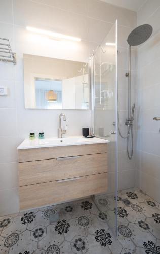 Bareket 19 tesisinde bir banyo