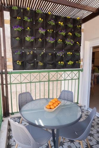 Una mesa azul con sillas y flores en un patio. en Bareket 19, en Eilat