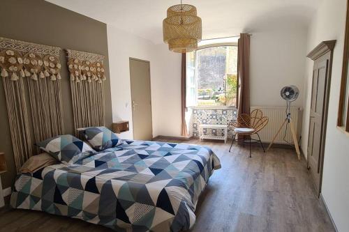 une chambre avec un lit et une grande fenêtre dans l'établissement Gîte climatisé Baugallo Vêpres, à Saint-Montan