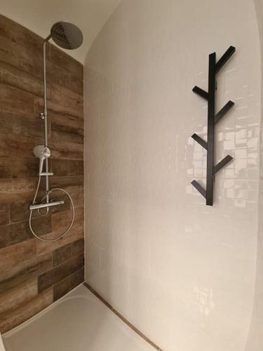 La salle de bains est pourvue d'une douche avec une croix sur le mur. dans l'établissement Gîte climatisé Baugallo Vêpres, à Saint-Montan