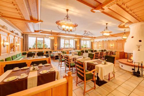 een restaurant met tafels en stoelen in een kamer bij Hotel Rubihaus in Oberstdorf