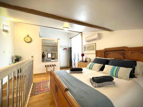 um quarto com uma cama grande num quarto em La Grange aux hirondelles em Laroque-des-Albères
