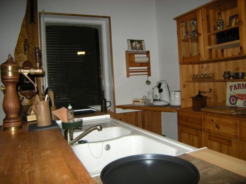 eine Küche mit einem Waschbecken und einem Fenster darin in der Unterkunft Gîte Onze in Liessies
