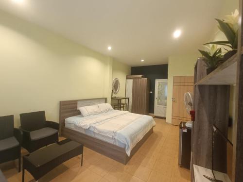 Llit o llits en una habitació de Merit courtyard Suvarnaphumi HOUSE