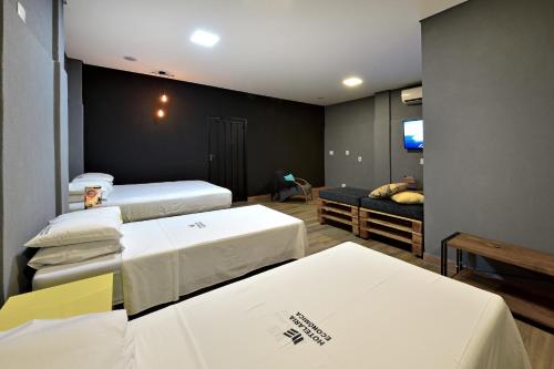 Habitación hospitalaria con 2 camas y sofá en HOTEL SENADoR, en Ribeirão Preto