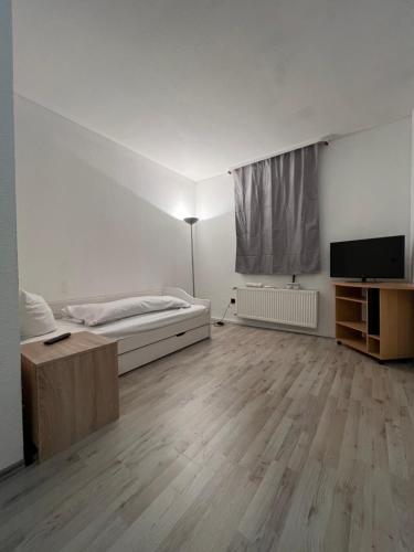 ノルトハイムにあるHotel zum Rückingの白い部屋(ベッド1台、テレビ付)