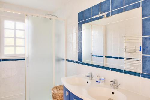 a bathroom with a sink and a mirror at Vacances en famille ou entre amis a Penmarch in Penmarcʼh