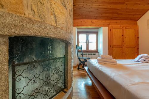 - une chambre avec une cheminée en pierre dans l'établissement Il Salice by Wonderful Italy, à Bellagio
