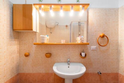 エルコラーノにあるCasa Biancaのバスルーム(洗面台、鏡付)