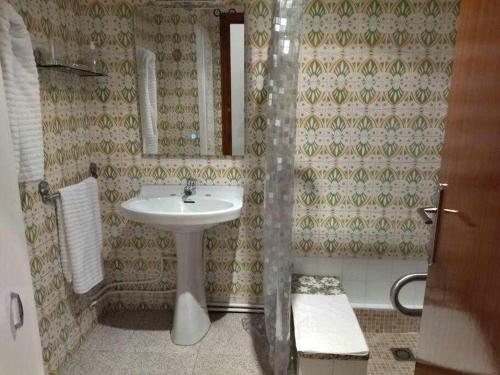 W łazience znajduje się umywalka i lustro. w obiekcie Casa Fernando y Maruja w mieście Pego