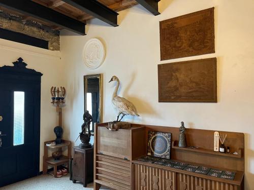 um quarto com uma estátua de um pássaro numa cómoda em La Maison Cayre, stylish house and terrace, Berlou, natural park em Berlou