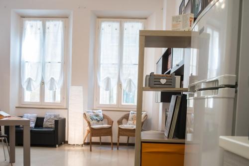 cocina con sala de estar con ventanas en Il Borgo appartamento Clelia, en Parma