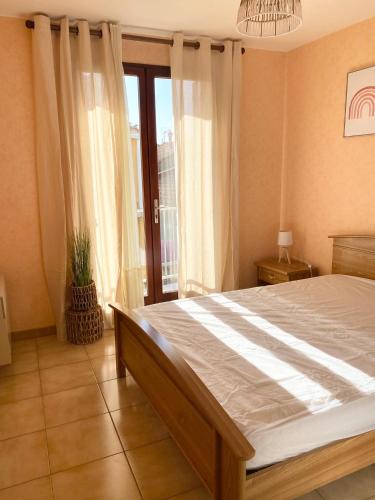 une chambre avec un grand lit et une fenêtre dans l'établissement AS23037 -P2 avec parking privé à 2 pas de la plage, au Grau-du-Roi