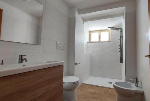 サンタ・マリア・ナヴァッレゼにあるCasa vacanze Ponenteの白いバスルーム(トイレ、シンク付)