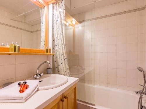 une salle de bain avec un lavabo, une douche et une baignoire dans l'établissement Proche village, aux pistes et espace aquatique, 2 pièces + coin nuit, garage, animaux admis - FR-1-437-31, à La Clusaz