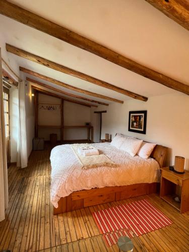 1 dormitorio con 1 cama grande en el ático en CASONA LARA Lodge & Distillery, en Caraz