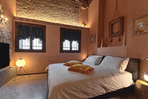 ヴェネツィアにあるCa' Ranieri Tentiのベッドルーム1室(大型ベッド1台、窓2つ付)