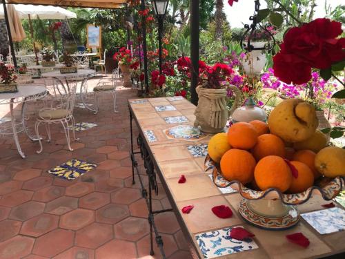 uma mesa com um monte de fruta sobre ela em La Capanna di Giuseppe e Maria em Taormina