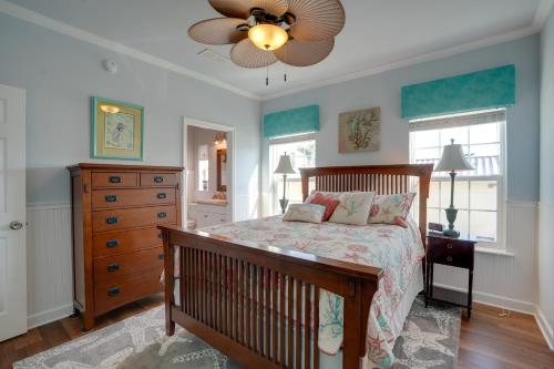 1 dormitorio con 1 cama y ventilador de techo en Fort Myers Home Near Sanibel Island Causeway, en Fort Myers