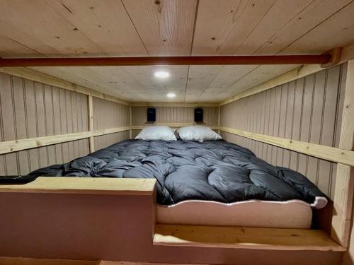 - un lit dans une petite chambre dans une cabine dans l'établissement Le Panorama Orcières, à Orcières