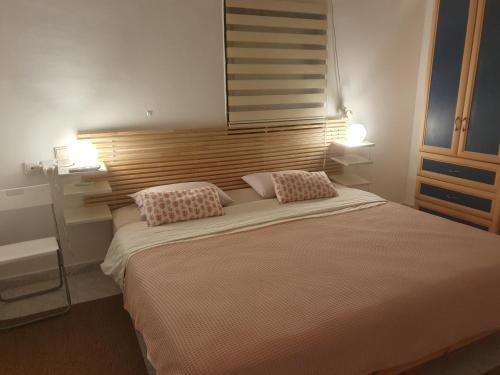 1 dormitorio con 1 cama grande y 2 almohadas en BELLE CHAMBRE CONFORTABLE, en Netanya