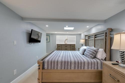 Ένα ή περισσότερα κρεβάτια σε δωμάτιο στο Pelican Nest, Tropical Naples Villa with Pool