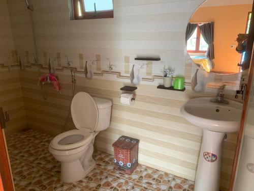 Cat Ba Park Homestay في كات با: حمام مع مرحاض ومغسلة