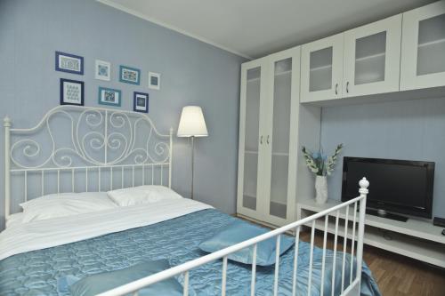 1 dormitorio con 1 cama y TV de pantalla plana en Kvart-Hotel Blue Sky, en Moscú