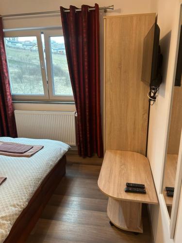 TV a/nebo společenská místnost v ubytování Pensiunea Giulia Home