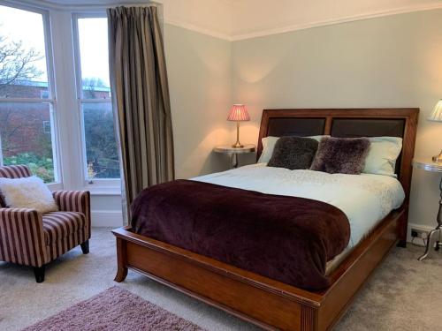 - une chambre avec un lit, une chaise et une fenêtre dans l'établissement Stunning large Victorian Maisonette with sea view, à Kent