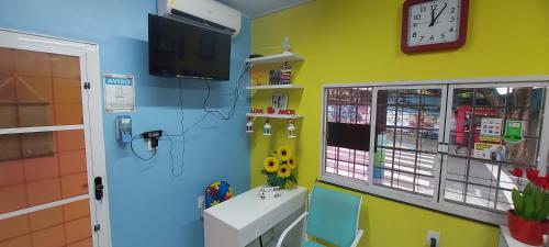 ein Zimmer mit einem Laden mit einer Uhr an der Wand in der Unterkunft Hotel Colors Manaus in Manaus