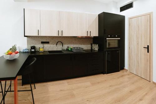Una cocina o zona de cocina en Plane Tree Luxury Suites